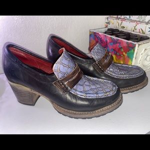 Freebird size 9 black and blue crocodile heeled loafers